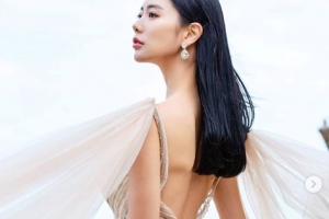 [포토] 클라라, 황금빛 드레스로 강조한 눈부신 뒤태