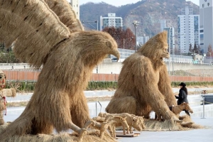 서울 중랑천에 뜬 대형 독수리·고릴라… 아트가 된 볏짚