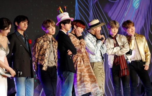 방탄소년단(BTS)이 4일 일본 나고야의 나고야돔에서 열린 ‘2019 MAMA’(Mnet Asian Music Awards, 엠넷 아시안 뮤직 어워즈) 레드카펫 행사에 참석해 포즈를 취하고 있다. <br>로이터 연합뉴스