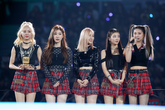 수상 소감 밝히는 있지(ITZY)