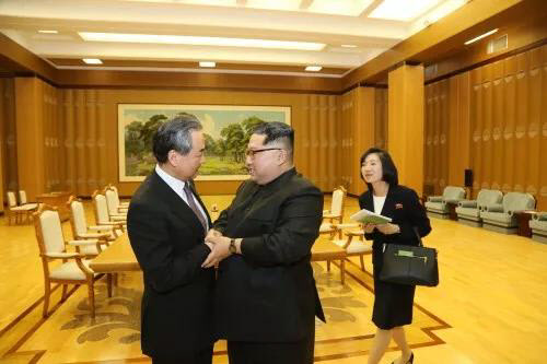 2018년 김정은(오른쪽) 북한 국무위원장과 손을 맞잡고 있는 왕이 중국 외교부장 출처:서울신문 포토라이브러리