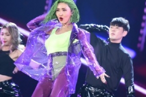 ‘MAMA’ 박진영 화사, 함께 비닐바지 입고..‘반응 폭발적’