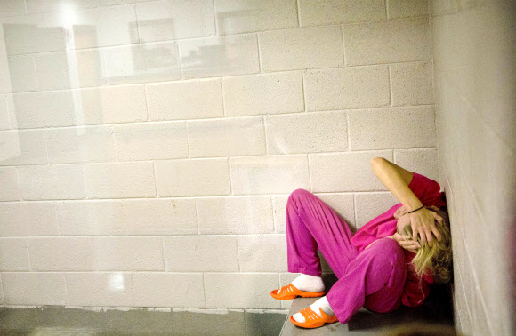 미국 테네시주 잭스버러의 한 유치장에 오피오이드 남용과 마약 소지 혐의로 입건된 여성이 앉아있다. 잭스버러 AP 연합뉴스 