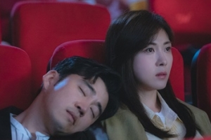 ‘초콜릿’ 윤계상X하지원, ‘심쿵’ 영화관 데이트 포착 “미묘 눈빛 무엇?”