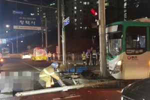 기사 의식 잃은 새 버스 인도 돌진…20대 여성 숨져