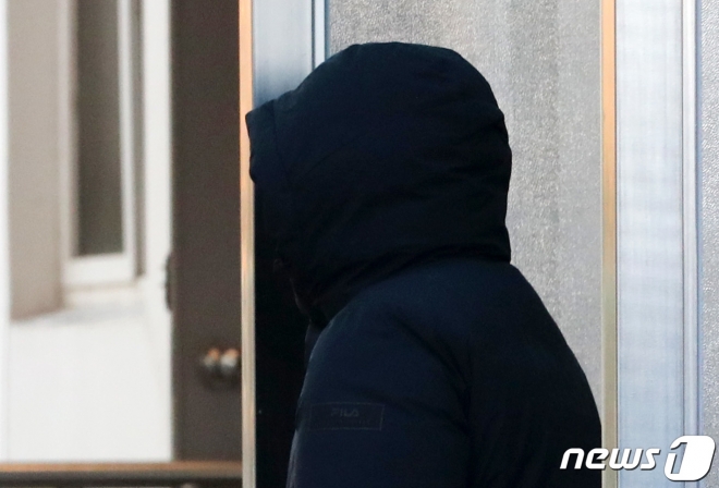 법정 빠져나가는 강지환