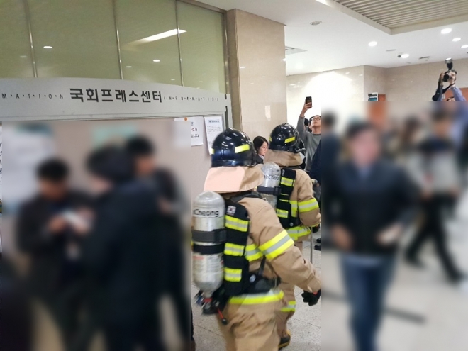 5일 오후 3시 7분쯤 서울 영등포구 국회 정론관 기자실 천장에서 연기가 난다는 신고를 받고 소방대원들이 출동해 현장을 확인하고 있다. 서울신문 DB