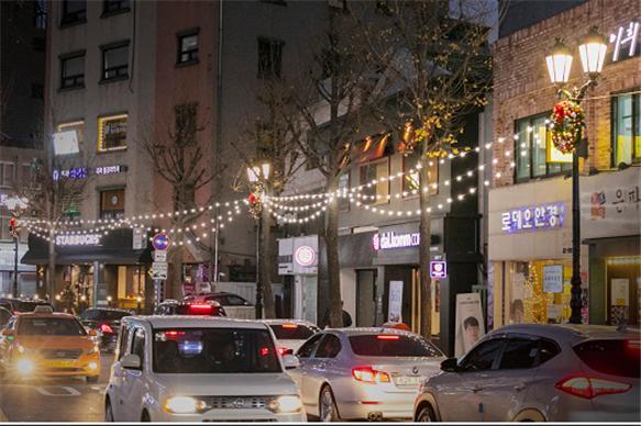 서울 서초구 서래마을 거리가 크리스마스 전구와 장식으로 꾸며져 있다. 서초구 제공