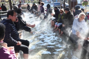 온천수에 몸 녹이는 시민들… 오늘은 더 추워요