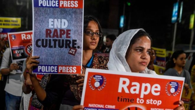 지난달 말 27세 여성이 남부 하이데라바드에서 성폭행 당한 뒤 불태워진 끔찍한 사건이 발생하자 인도 전역에서 여성들의 항의 시위가 잇따랐다. AFP 자료사진