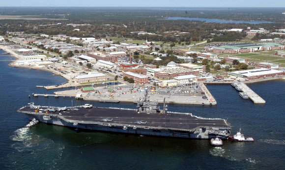 6일(이하 현지시간) 총격 사건이 발생한 미국 플로리다주 펜사콜라 해군 기지 안에 미 해군 전함 존 F 케네디호가 2004년 3월 18일 정박했을 때의 모습. AFP 자료사진 연합뉴스 