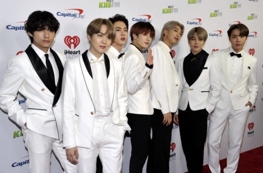 방탄소년단(BTS)이 6일(현지시간) 미국 캘리포니아주 잉글우드의 더 포럼에서 열린 라디오 방송국 아이하트라디오가 개최하는 음악 축제인 ‘징글볼(Jingle Ball)’에 참석했다.<br>AP 연합뉴스