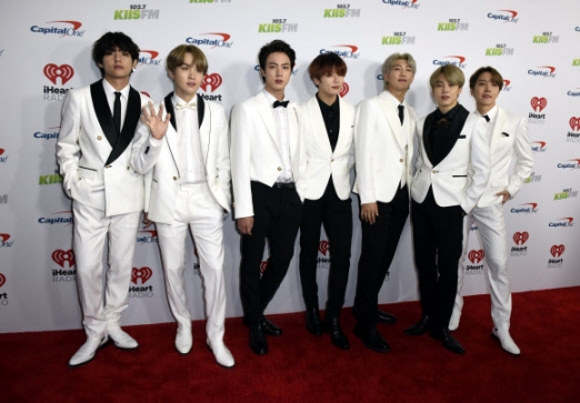 방탄소년단(BTS)이 6일(현지시간) 미국 캘리포니아주 잉글우드의 더 포럼에서 열린 라디오 방송국 아이하트라디오가 개최하는 음악 축제인 ‘징글볼(Jingle Ball)’에 참석했다.<br>AFP 연합뉴스