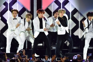 [포토] 美 ‘징글볼’ 무대 오른 방탄소년단