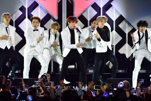 방탄소년단(BTS)이 6일(현지시간) 미국 캘리포니아주 잉글우드의 더 포럼에서 열린 라디오 방송국 아이하트라디오가 개최하는 음악 축제인 ‘징글볼(Jingle Ball)’ 무대에 올라 공연을 펼치고 있다.<br>AP 연합뉴스