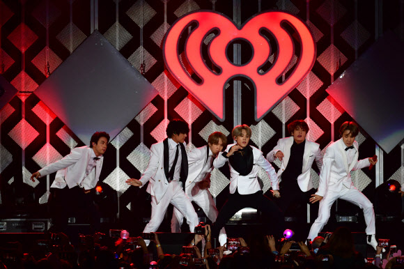 방탄소년단(BTS)이 6일(현지시간) 미국 캘리포니아주 잉글우드의 더 포럼에서 열린 라디오 방송국 아이하트라디오가 개최하는 음악 축제인 ‘징글볼(Jingle Ball)’ 무대에 올라 공연을 펼치고 있다.<br>AFP 연합뉴스