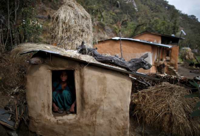 네팔의 힌두교 풍습 ‘차우파디’에 따라 생리 기간 중 움막에 격리돼 지내는 여성들.  로이터 연합뉴스