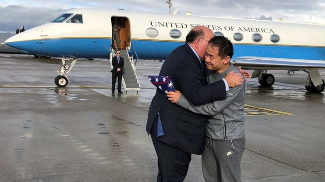 이란에 3년 동안 억류돼 있었던 중국계 미국인 학자 왕시웨가 스위스에 도착해 에드워드 맥멀렌 스위스 주재 미국 대사의 환영을 받고 있다. 스위스 주재 미국 대사관 제공 AP 연합뉴스 