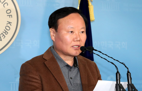 기자회견하는 김재원 예결위원장