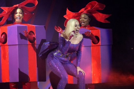 케이티 페리가 7일(현지시간) 미국 일리노이주 로즈몬트의 올스테이트 아레나에서 열린 ‘the B96 Jingle Bash’ 중 화려한 공연을 선보이고 있다. AP 연합뉴스