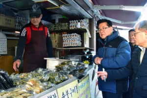 “상인들과 마주 보고 울면서 마음 통했죠” 거리가게 정비 이끈 동대문의 소통 행정