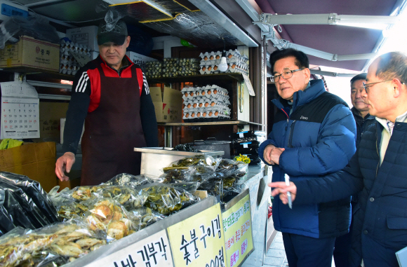 유덕열(가운데) 서울 동대문구청장이 지난 5일 청량리역 교차로 주변의 거리가게를 방문해 상인과 얘기하며 시설을 점검하고 있다. 이종원 선임기자 jongwon@seoul.co.kr