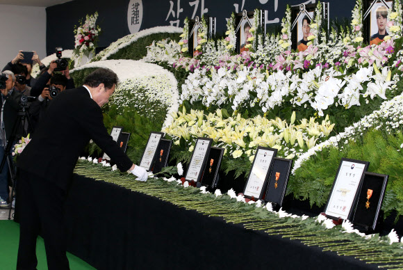 이낙연 국무총리가 지난 7일 대구 계명대 동산병원에 마련된 독도 소방헬기 추락 사고 순직 소방대원 5명의 합동분향소를 찾아 조문하고 있다. 대구 연합뉴스