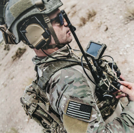 미 육군의 한 병사가 ‘갤럭시 S9’ 전술용 스마트폰을 가슴에 차고 지휘부와 통신을 하고 있다. 삼성전자 홈페이지
