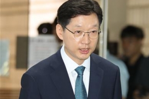 檢, 유재수 ‘텔레그램’ 확인… 김경수 감찰무마 개입 추궁