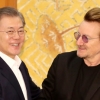 문재인 대통령 ‘U2’의 보노 반갑게 접견, 어제 김정숙 여사와 환담