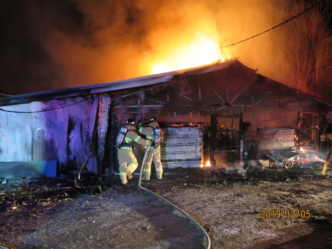 119 소방대원들이 돼지를 키우는 축사 화재 현장에서 진화작업을 벌이고 있다. 경북도소방본부 제공