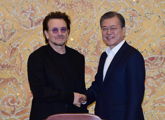 문재인 대통령이 9일 오전 청와대 본관 접견실에서 록밴드 U2의 리더 보노와 인사를 나누고 있다. 2019. 12.9 도준석 기자pado@seoul.co.kr