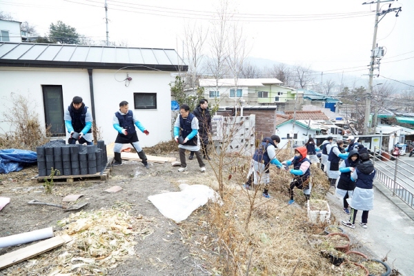 지난 7일, 셰플러코리아의 임직원·가족이 서울 성북구 북정마을 일대에 방문해 사랑의 연탄나눔 봉사활동을 하고 있다.