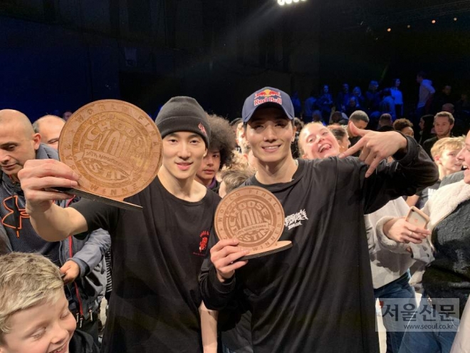 진조크루의 형제 비보이 ‘스킴’과 ‘윙’이 지난 8일 벨기에서 열린 2대2 세계 비보이 대회 ‘LCB Battle’에서 우승했다. 진조크루 제공