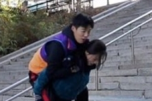 이상화, 강남 업고 남산 계단 오르는 모습 ‘역시 국대 클래스’ [EN스타]