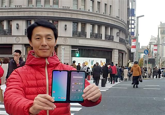 LG전자가 2년여 만에 일본 시장에 프리미엄 스마트폰 G8X씽큐를 출시한 가운데 LG전자 일본 법인 직원이 도쿄의 최대 번화가인 긴자에서 제품을 선보이고 있다. LG전자 제공