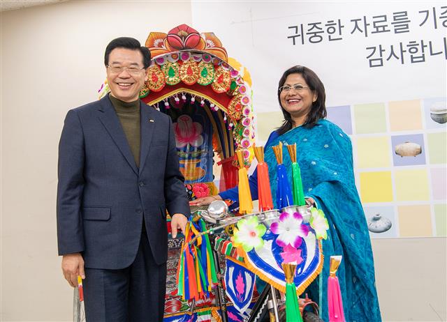 성장현(왼쪽) 용산구청장과 아비다 이슬람 주한 방글라데시 대사가 9일 서울 용산구청 지하에 마련된 임시 수장고에서 아비다 대사가 기증한 ‘릭샤’(인력거)를 사이에 두고 기념사진을 찍고 있다. 용산구 제공 성장현(왼쪽) 용산구청장과 아비다 이슬람 주한 방글라데시 대사가 9일 서울 용산구청 지하에 마련된 임시 수장고에서 아비다 대사가 기증한 ‘릭샤’(인력거)를 사이에 두고 기념사진을 찍고 있다. 용산구 제공