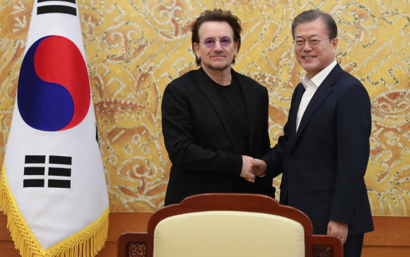 문재인 대통령이 9일 오전 청와대에서 아일랜드 출신 록 밴드 U2의 리드 보컬이자 인도주의 활동가인 보노를 만나 활짝 웃으면서 악수하고 있다. 도준석 기자 pado@seoul.co.kr