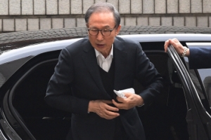 ‘다스 뇌물’ 법정 출석하는 MB