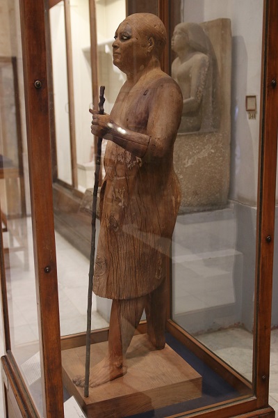 이번 이야기의 주인공 제디는 이런 모습이었는지도 모른다. 카아페르의 목재상, 고왕국 4왕조 시대, 기원전 2470년경. 카이로 이집트 박물관 소장.