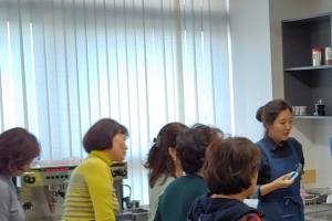 “뒤늦게나마 멋진 바리스타 돼 시니어카페서 활동하고 싶어요”