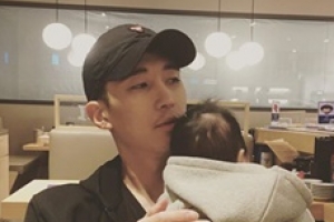 강경준 근황, 둘째 아들 품에 안고 ‘행복한 미소’ [EN스타]