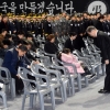 [서울포토] 유가족들을 향해 인사하는 문재인 대통령