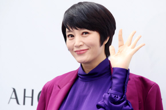 김혜수, 우아한 인사