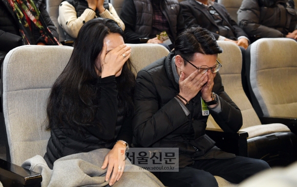 정기국회 마지막 날인 10일 여야가 국회에서 본회의를 열고 어린이 교통안전 강화 내용을 담은 ‘민식이법’ 등 비쟁점법안을 처리했다. 이날 본회의장 방청석을 찾은 김민식군의 부모가 법안이 통과되는 모습을 지켜보며 눈물을 훔치고 있다.  정연호 기자 tpgod@seoul.co.kr