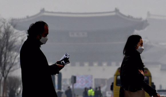 미세먼지 주의보가 내린 10일 서울 광화문사거리에서 시민들이 마스크를 쓴채 출근길을 재촉하고 있다. 2019.12.10 박지환기자 popocar@seoul.co.kr