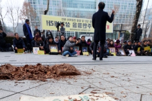 “집단 암 유발 사과… 피해 방지책 마련하라”