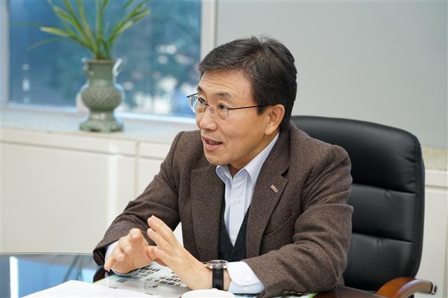 권덕철 한국보건산업진흥원장이 10일 서울신문과의 인터뷰에서 보건산업 진흥 방향을 설명하고 있다. 권 원장은 “정부 정책을 현장이 체감하도록 업계의 애로사항, 제도개선 요구사항을 신속히 해결하겠다”고 강조했다. 한국보건산업진흥원 제공