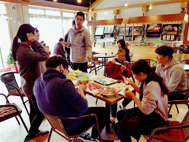첨단 정보통신기술(ICT)이 접목돼 다양한 이벤트가 가능한 강원 대관령 의야지마을의 꽃밭양지 카페에서 관광객들이 감자화분케이크·앙금플라워케이크 만들기 체험을 하며 즐거운 시간을 보내고 있다. 서울신문DB