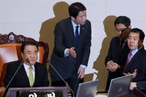 한국당 ‘예산안 날치기’ 주장에 민주당 “시간 끌어놓고 딴소리”